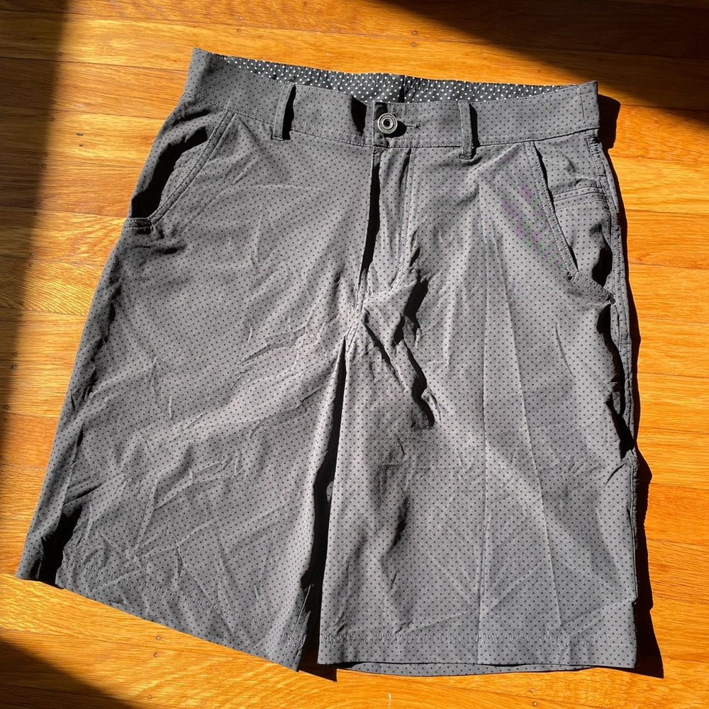 Lululemon men’s flat front shorts, grey black polka dot
